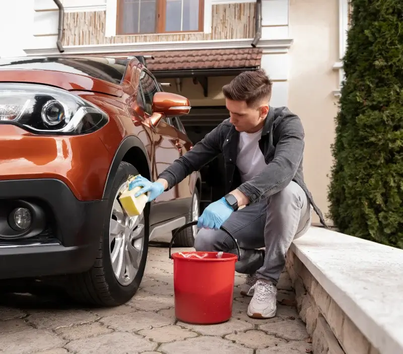 Lavage auto à domicile Baugé-en-Anjou : professionnel intervenant sur un véhicule